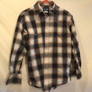 Men’s Medium Wrangler plaid pearls snap shirt